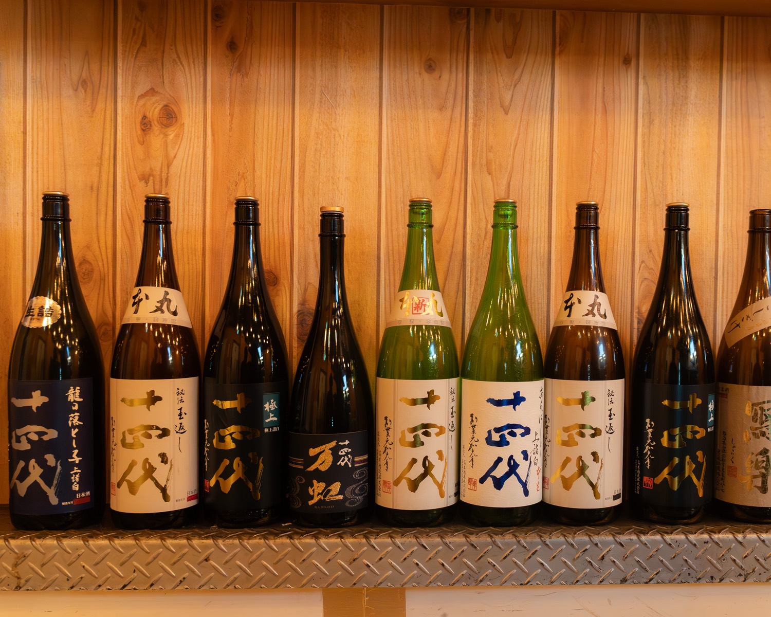 十四代など銘酒の棚
